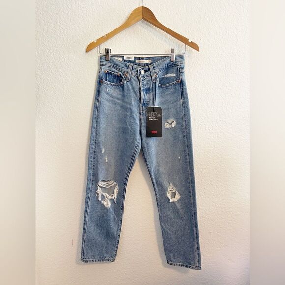 Levi Premium Wedgie Straight Distressed Denim Size 25. NWT - Picture 2 of 8